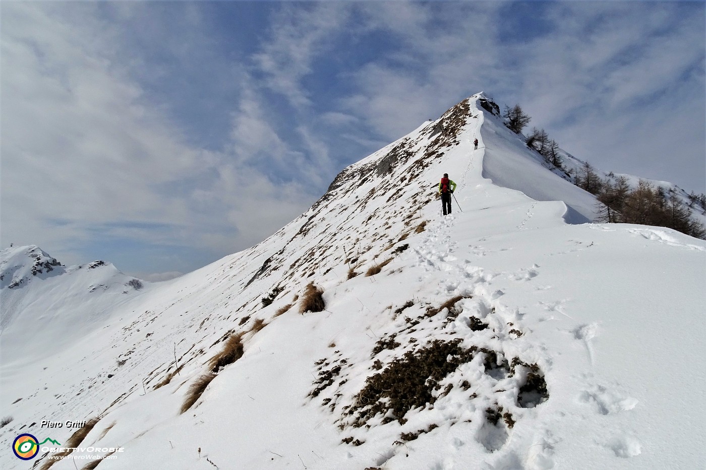 35 Saliamo con attenzione sul ripido filo di cresta ben innevata....JPG